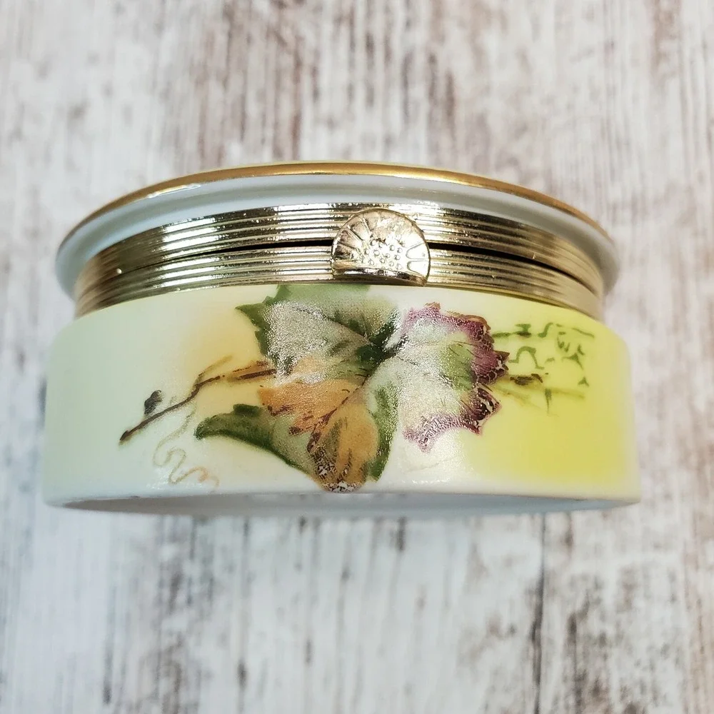 Vintage Porcelain Round Trinket Box Grapes Leaves Leaf Design Gold Trim #10798